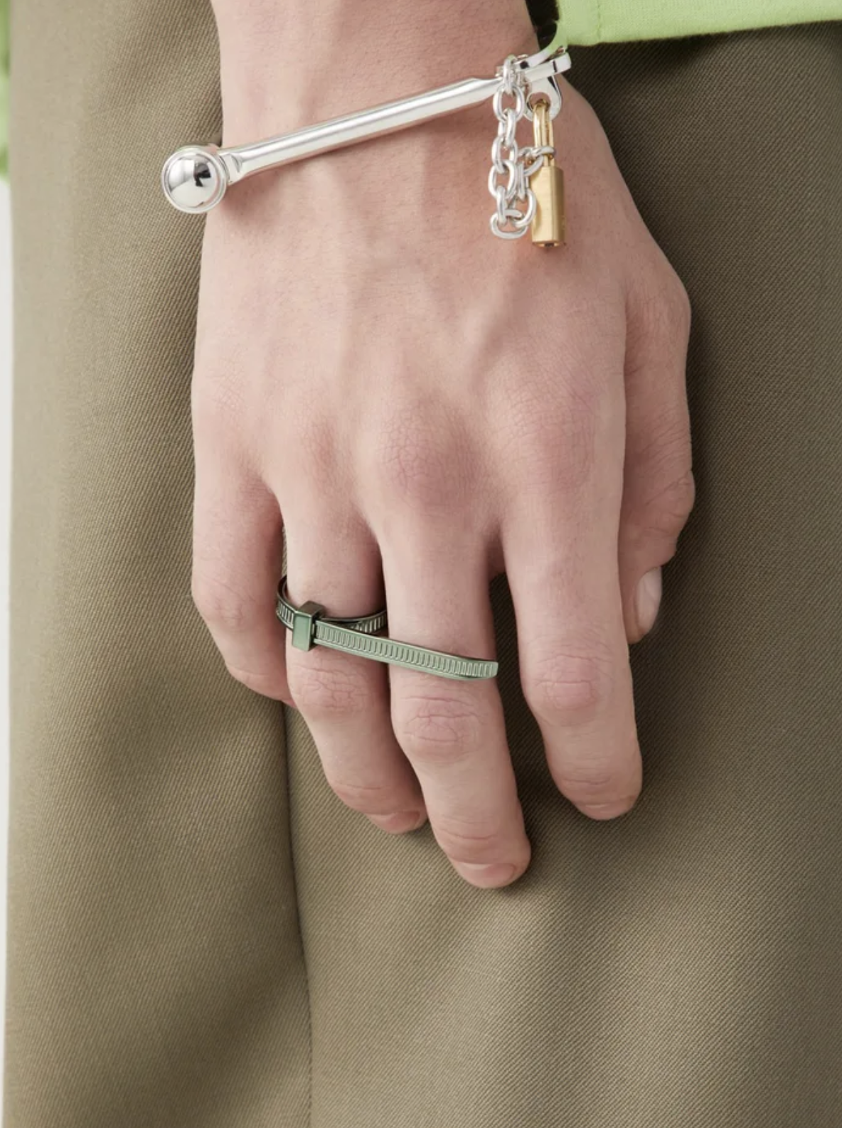 不夠時尚別想懂！潮牌推出「束線帶手環」　一條售價13000