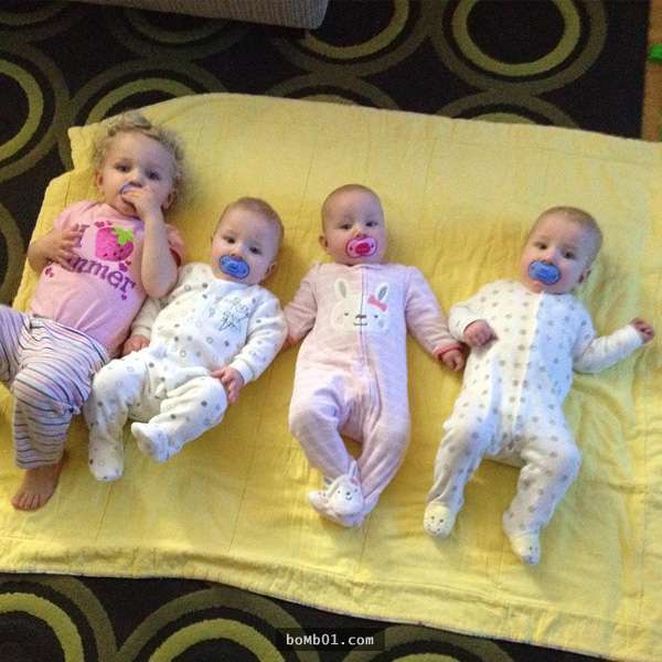 超級媽媽把4個寶寶都放到床上後，她接著展現的「神技」讓4300萬人都瘋狂重播傳遍網路世界了！