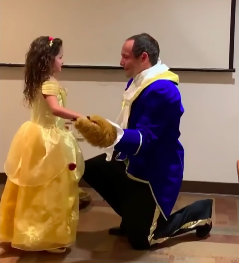 甜慘了！6歲小女孩與野獸共舞　摘面具發現「真的是王子」超驚喜