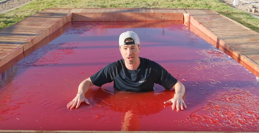 網紅打造世界最大「15噸果凍池」　孩子跳下去發現「Q彈樂園」全瘋了！