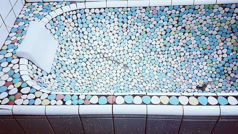 老家都有一個！網友PO出「50年老浴缸」長這樣的照片，勾起許多人小時候的回憶！