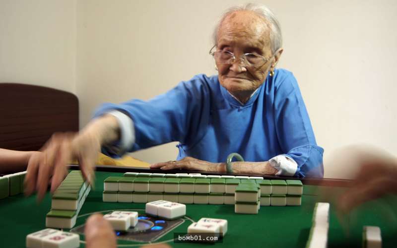 孫女帶男友回家打麻將卻不小心「贏了奶奶不少錢」，奶奶反過來笑著誇他的原因令大家都鼓掌叫好啊！