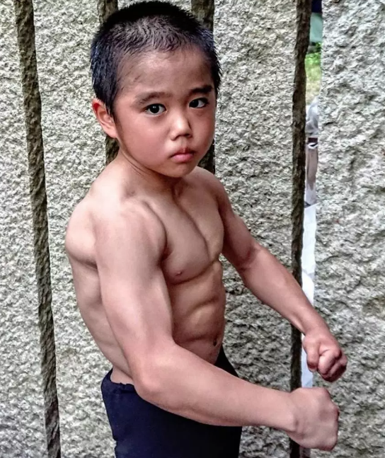 8歲筋肉男童想當李小龍接班人　「單手兩指伏地挺身」實力超強
