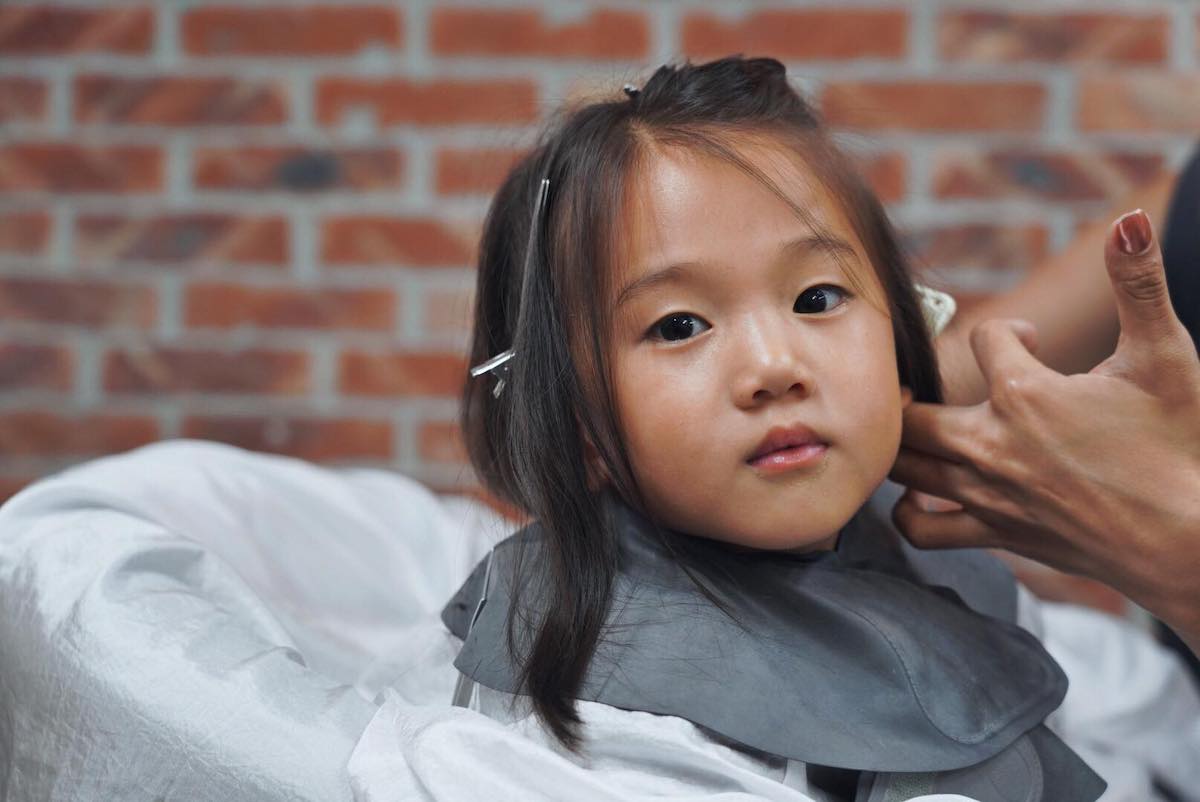 3歲女兒主動要捐髮！　隋棠紀錄女兒「一刀剪下32公分」長髮：爸爸不開心
