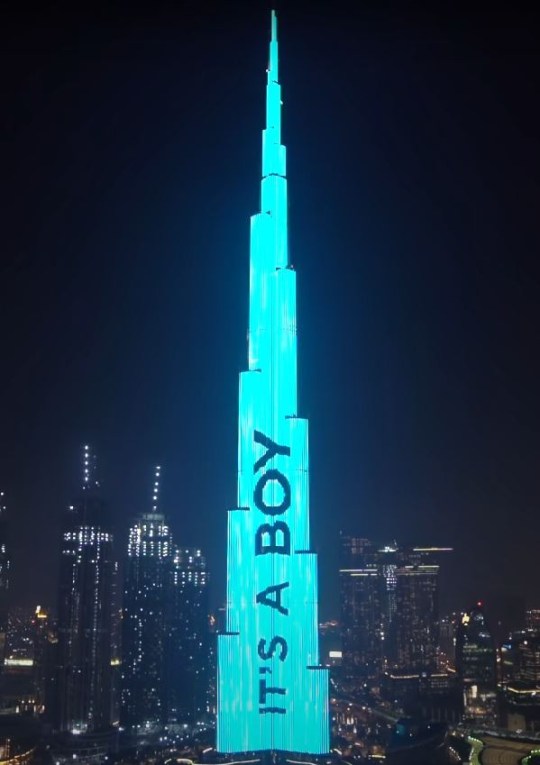 不愧是杜拜！網紅夫妻豪擲300萬　只為在「世界最高塔」公布寶寶性別：是男森！