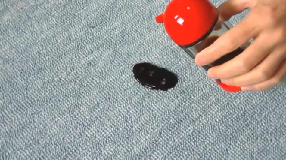 地毯沾上醬油也能清　日網友分享秘訣：用吸塵器吸起來