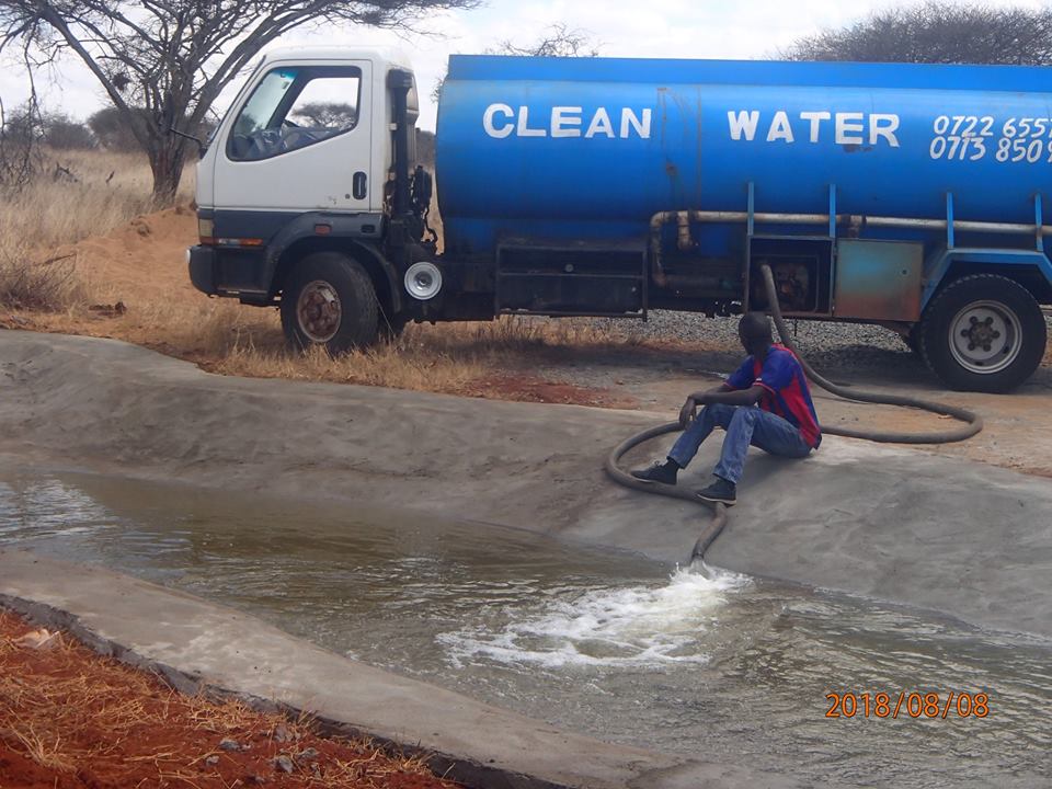 「非洲暖男」天天開水車送到旱區　野生動物看到牠就知道有水來了