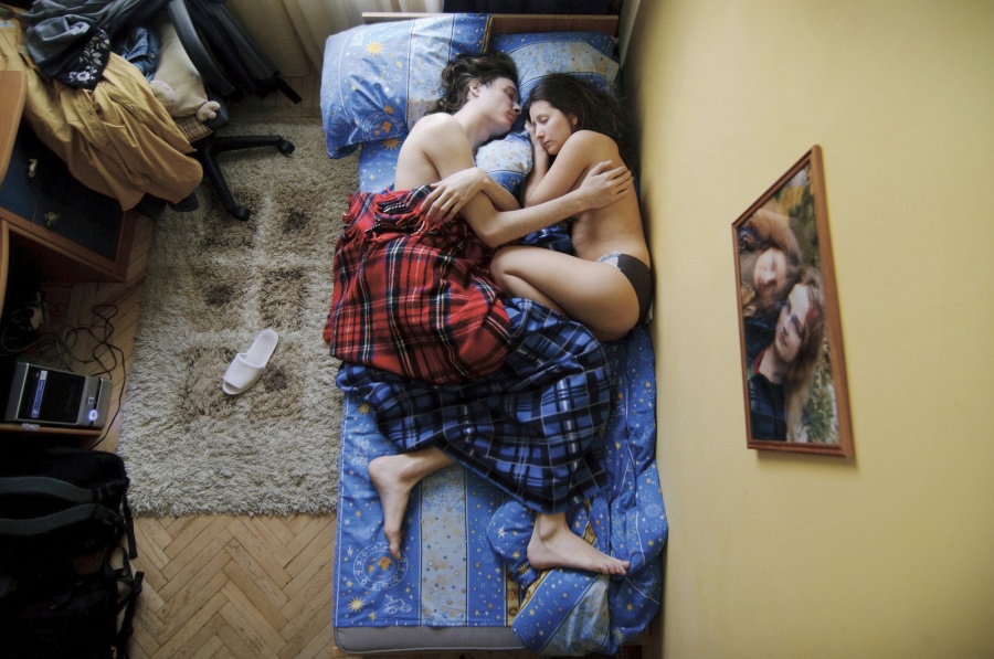 從「懷孕父母的睡姿」照片裡看見偉大的愛　睡眠中會「潛意識保護寶寶」超感動