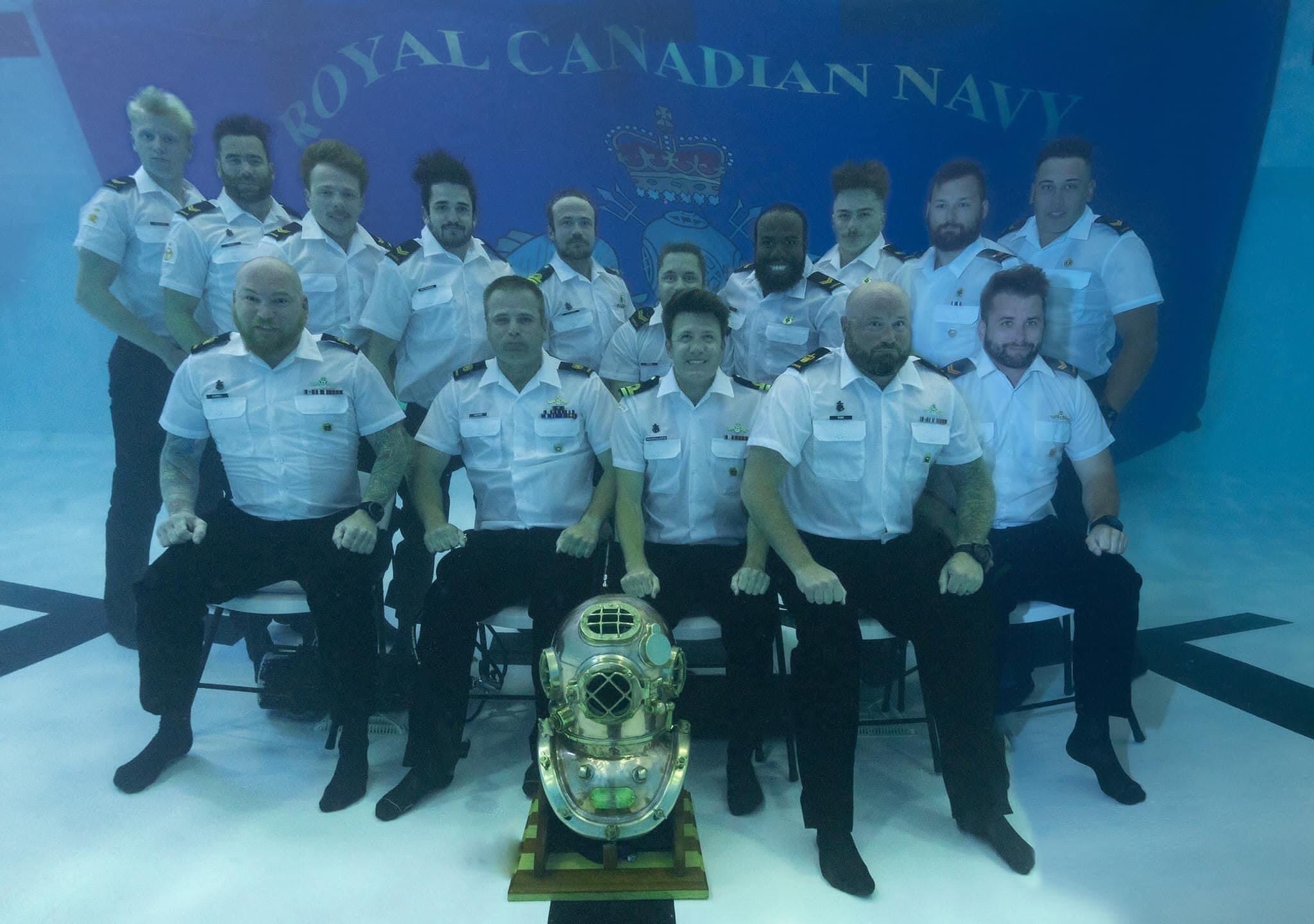 史上最難畢業照！加拿大皇家海軍結訓「挑戰水底拍照」　網近看笑翻：表情管理絕佳
