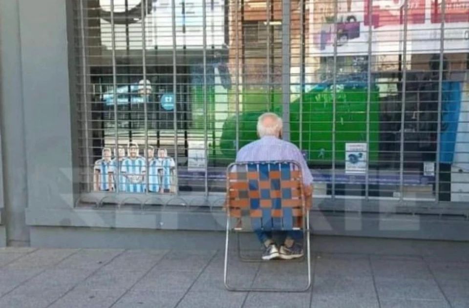 暖心！83歲阿根廷球迷「隔櫥窗看世足」　爆紅收到一台大電視