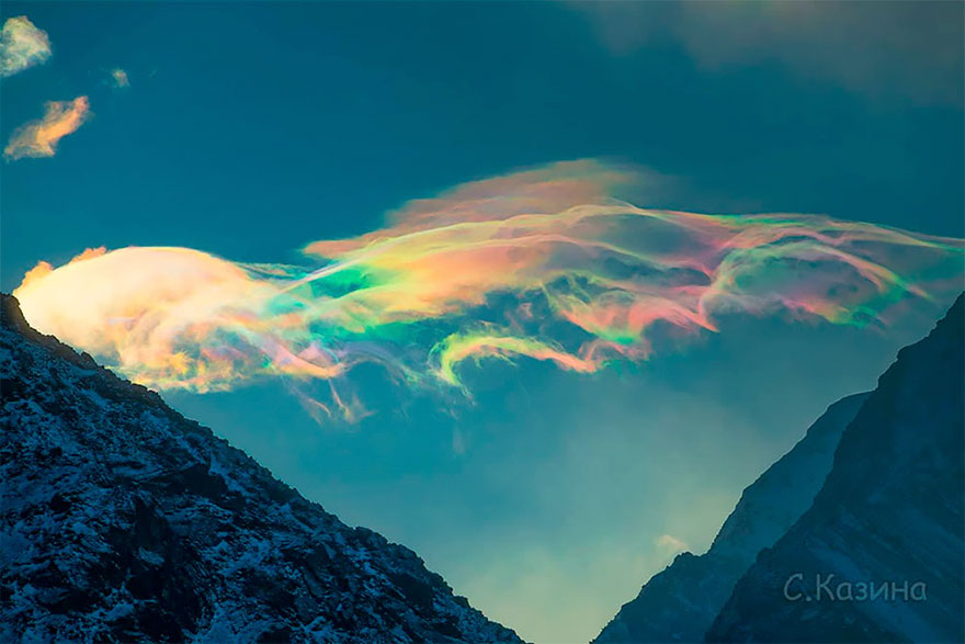 天空出現面積超廣「彩虹雲」　攝影師幸運拍下：此生看過最夢幻的景象