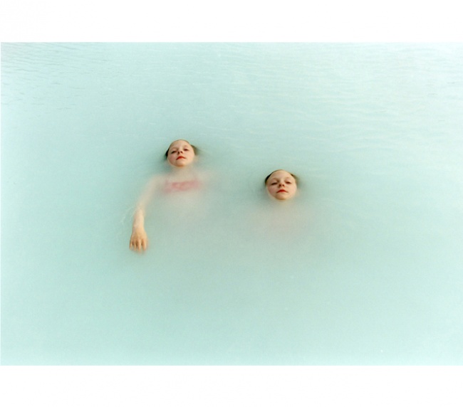每年幫「冰島雙胞胎姊妹」拍照　日攝影師：無法停止想像她們17歲的模樣