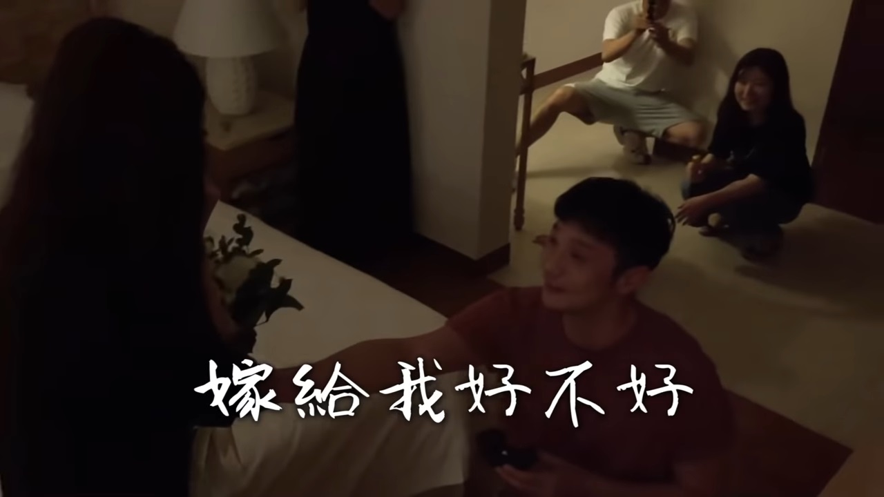 歡慶一周年！楊丞琳首公開「李榮浩求婚畫面」　素顏狂抖「尖叫5分鐘」：我還穿睡衣欸！