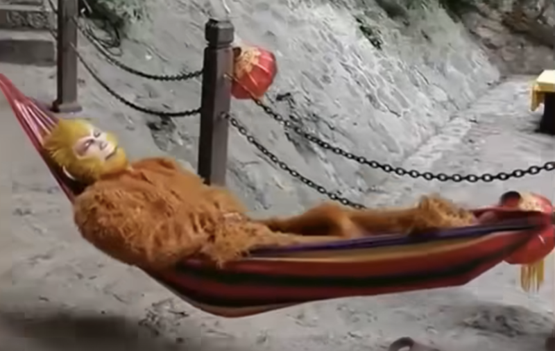 夢幻工作？扮演「孫悟空」被壓五指山　遊客狂餵食員工崩潰：受不了