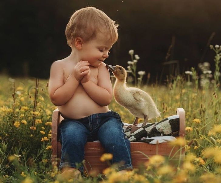 抱一個！　攝影師捕捉「小朋友抱抱小動物」甜蜜瞬間　唯美照超溫馨：被療癒了♡