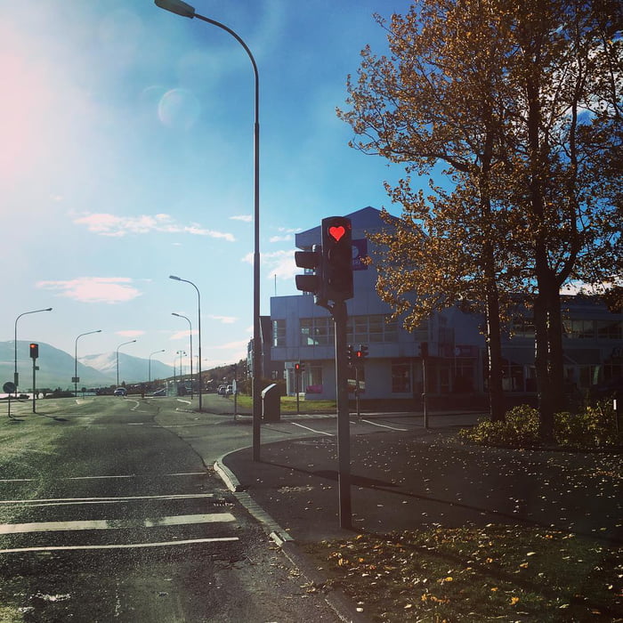 別忘了微笑！冰島紅綠燈「做成心型」　每天停下來也會提醒：保持愉快心情❤️
