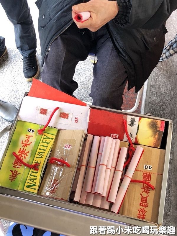 97歲老爺爺在麥當勞前叫賣「凍僵手寫的春聯」　網揪團買：讓他早點回家休息