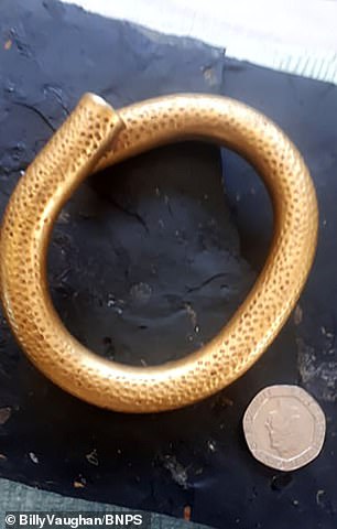 男子在農田裡找到「古代金手環」　一問市價竟被告知「值41萬元」