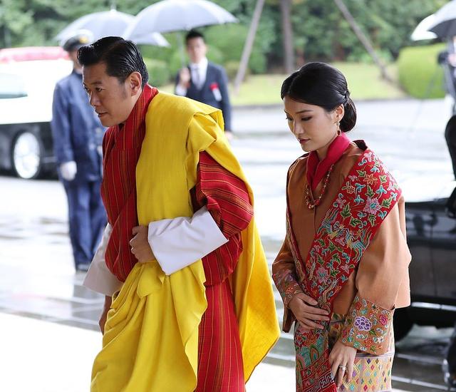 跟凱特王妃同框也不遜色！　29歲不丹皇后「民俗藍裙」現身日本天皇即位驚豔國際