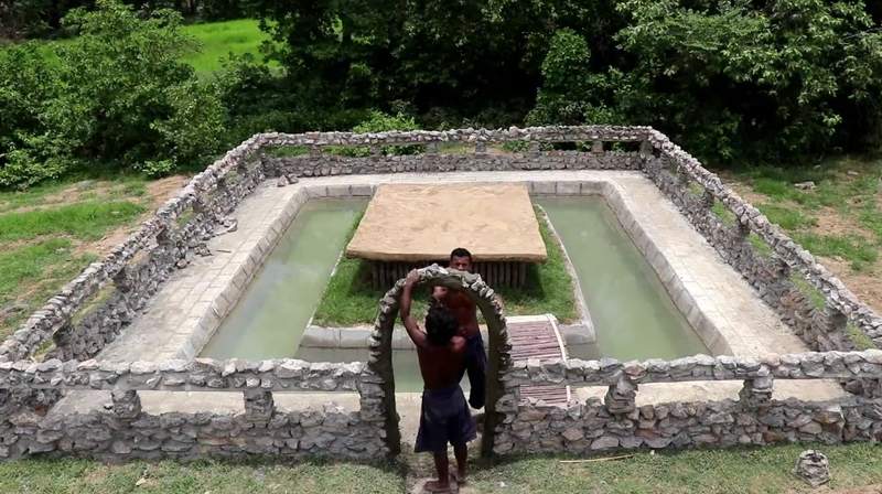 柬埔寨神人用最原始方法蓋房子　2個星期內還加碼蓋「護城河」游泳池
