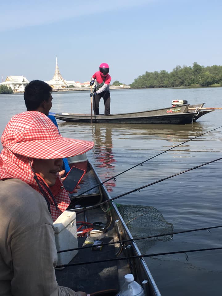 客人在釣魚…最狂外送員「河中央送餐」　熊貓超敬業「划船親送到手」網笑：使命必達