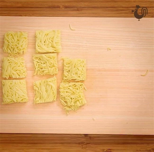 日本網友把拉麵「切成超奇怪的9宮格」，煎好後就變成了大家也馬上跑去廚房跟著做的培根美食！
