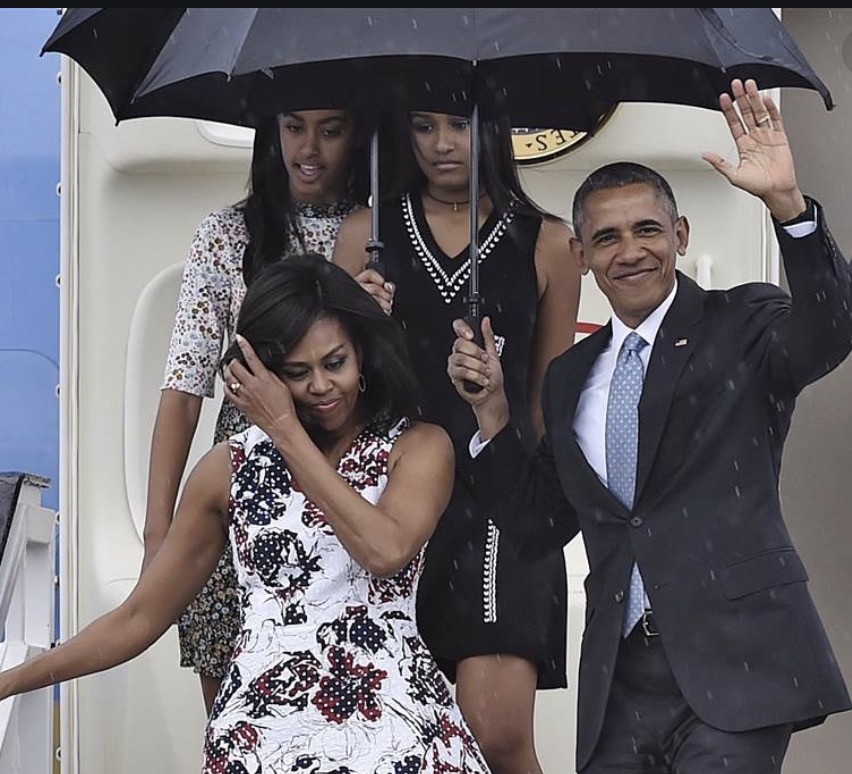 結婚28年比熱戀還閃！歐巴馬「化身隨扈」幫老婆撐傘　超貼心細節：絕不讓妳淋到雨！