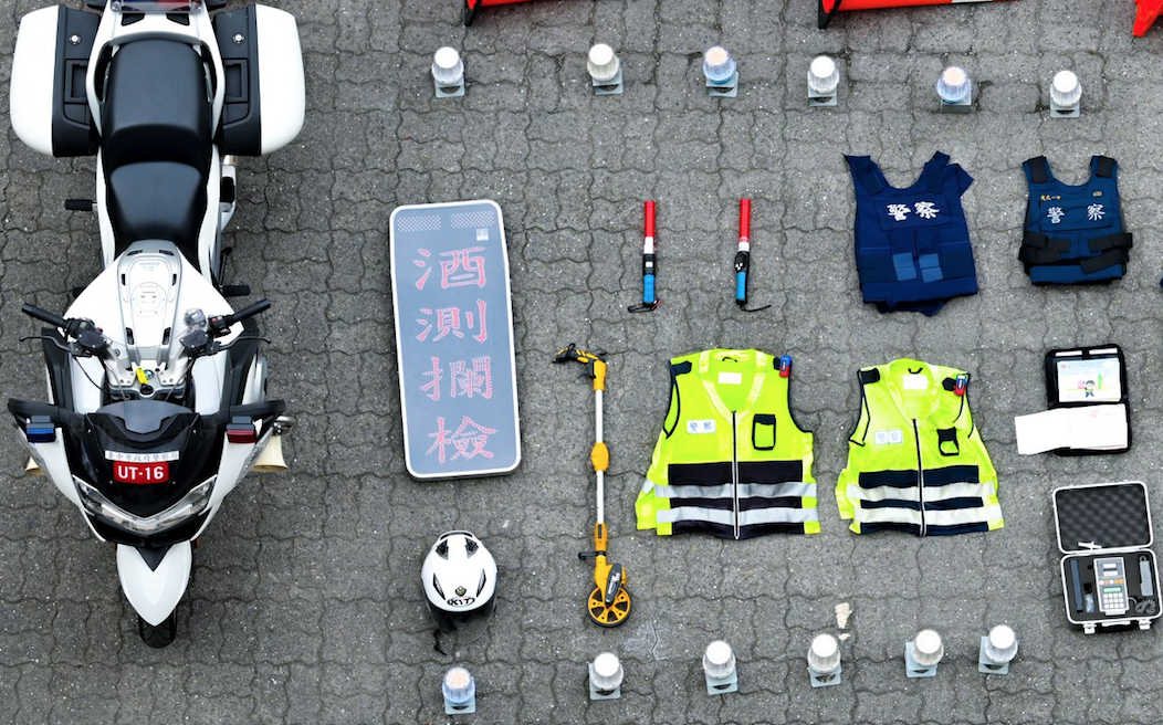 台灣警察也玩「真人開箱」　右下超顯眼亮點惹網友笑：很認真在躺