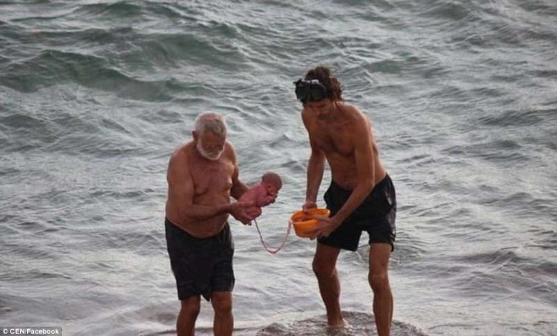戰鬥民族寶寶在大海裡出生！　醫生跟著辣媽下海　下一秒抱著寶寶回到沙灘