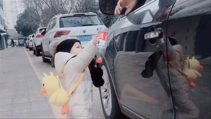 車裡飛扔出空塑膠瓶　1歲娃搖晃「撿來還給他」網點頭：給大人上的一課