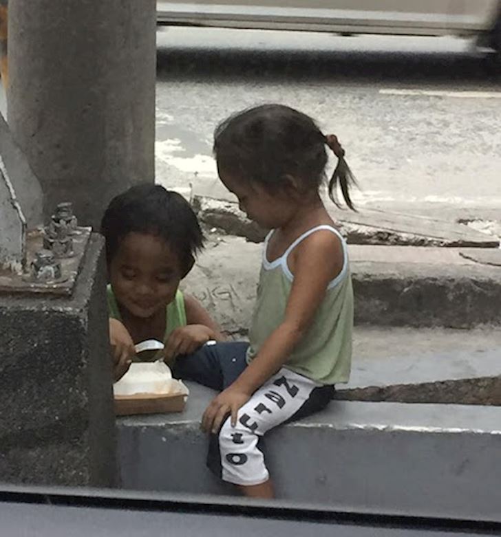 送餐給小乞丐...下秒見他「忍著自己挨餓」餵妹妹吃飯　一臉滿足微笑：妳吃飽就好