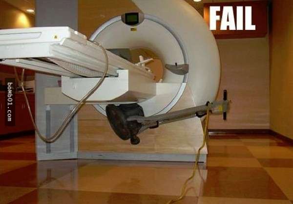 中國家屬不聽醫生勸告「硬把輪椅推進核磁共振室」，結果他們可能得付台幣千萬的維修費了…