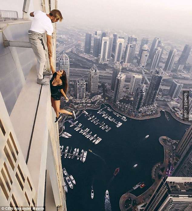 俄羅斯大奶妹在306公尺摩天樓做這件事，以為會吸讚「沒想到卻被全世界狂罵沒有腦」！