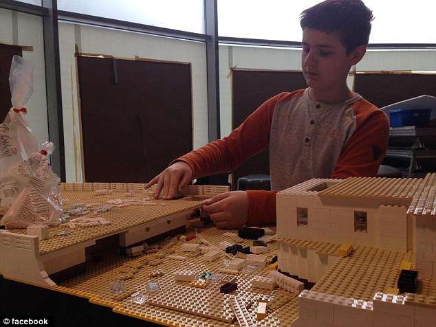 10歲自閉症男孩打造出「全球最大鐵達尼號樂高模型」　博物館也邀他參展