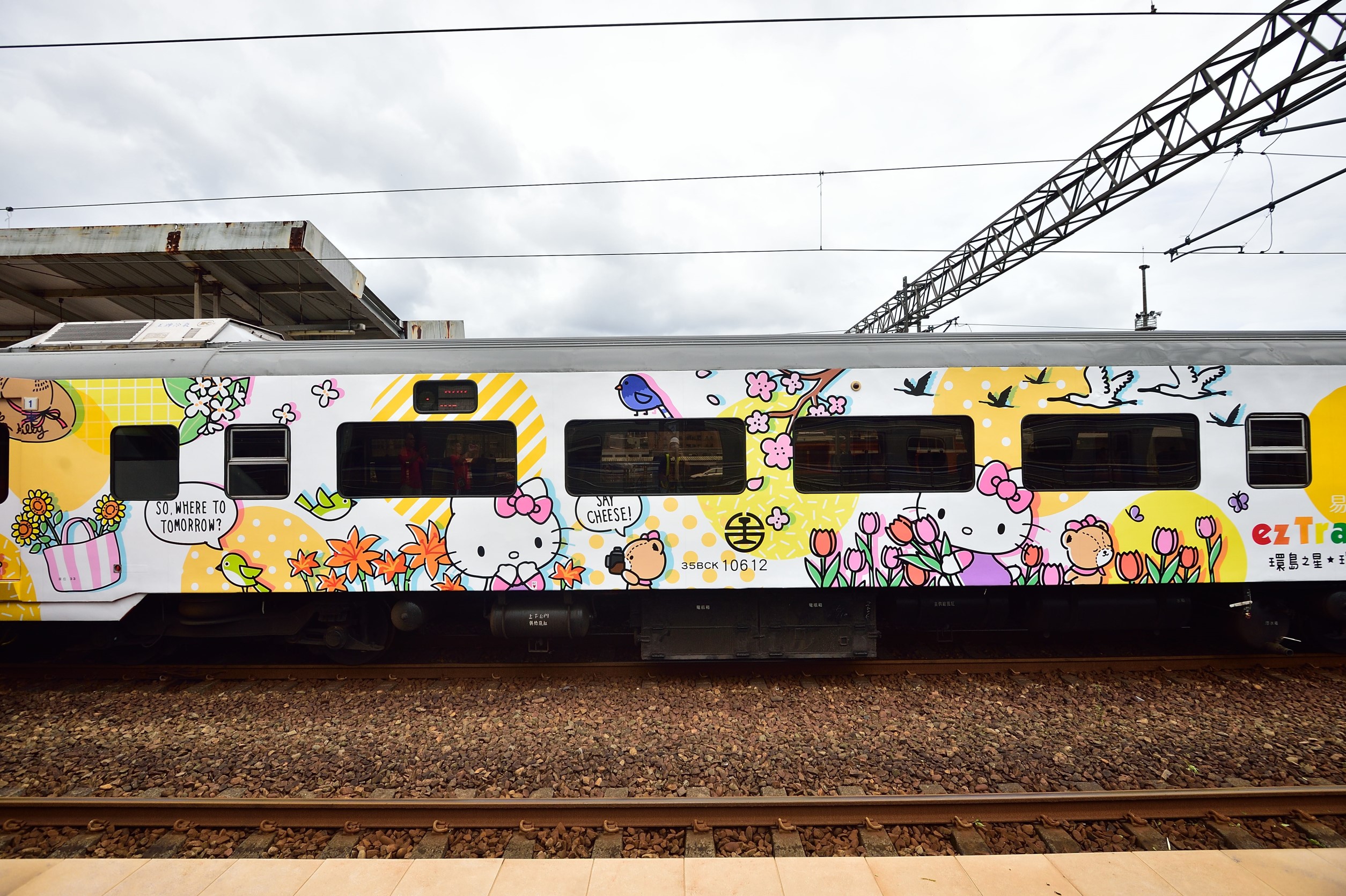 Hello Kitty要載你環島了！　台鐵新彩繪列車「內外滿滿Kitty」每個車廂都必拍