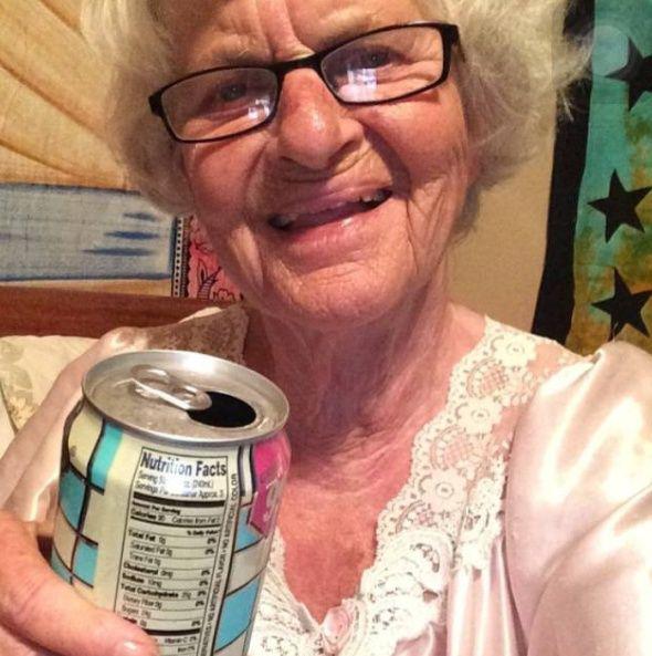 92歲奶奶玩IG秒成名！　「彩虹上身」超敢穿...時尚界搶合作：年齡從不是限制