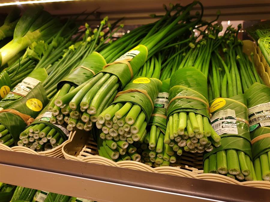 零塑膠！超市改用「掉落香蕉葉」包蔬菜　各地網友羨：什麼時候跟進？