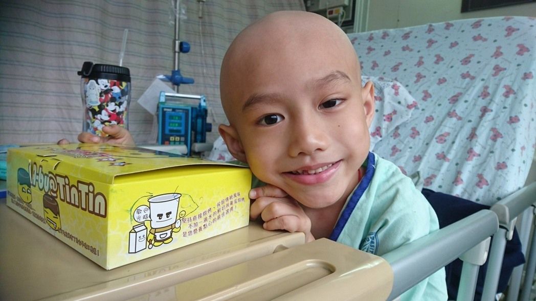 7歲小男孩罹癌後表示要把眼角膜捐給別人，原本不願意的爸爸聽了他說的話馬上就含淚答應！