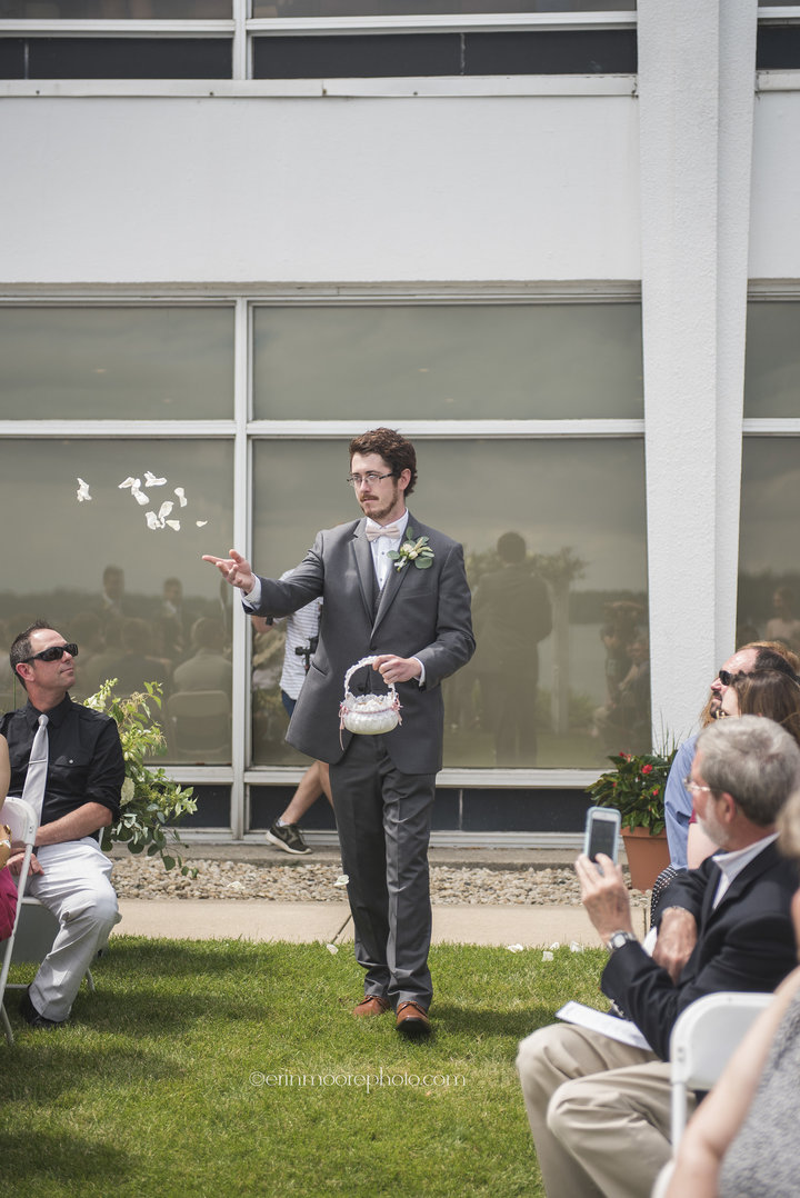 這位成年男子現身表妹婚禮「擔任花童」，他最後一個動作害全場賓客都笑翻了！