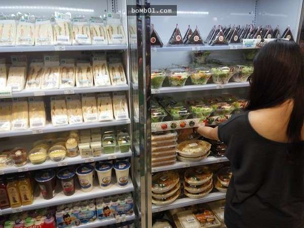 全家進軍馬來西亞店裡的客人多到滿出來，「這味」完全把台灣超商全部都比下去了！