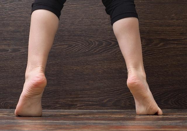 一個動作專治「腰酸、坐不久的問題」　只要「踮腳」就能練腰椎強腎氣