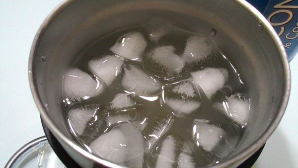 爆紅「冰霸杯」裝熱水可能喝到「有毒重金屬」，專家提醒「很多都不是食用級不鏽鋼」…