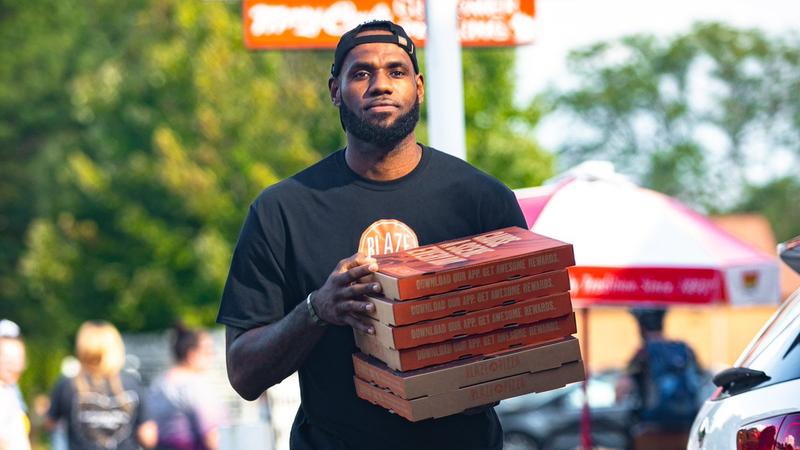 NBA巨星「詹皇」外送披薩被無視...　他一臉尷尬：莫非我還不夠紅？