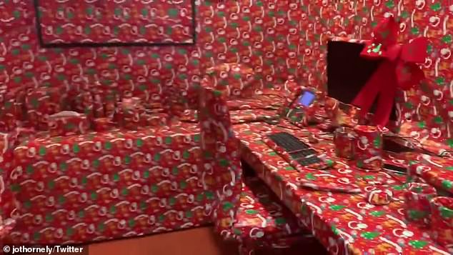送老闆最狂的聖誕禮物！　員工「包裝紙包整間辦公室」連桌上鉛筆都沒放過