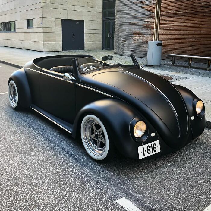 設計師神改造「60年代金龜車 →蝙蝠俠跑車」　超精緻「消光黑」美到蝙蝠俠也想開