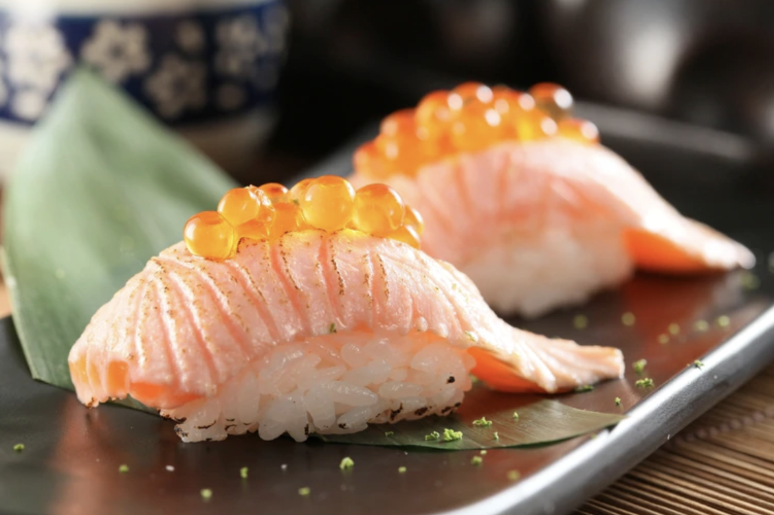 改名「劉鮭魚」狂嗑整桌壽司　結帳店員說「9字」他當場臉綠