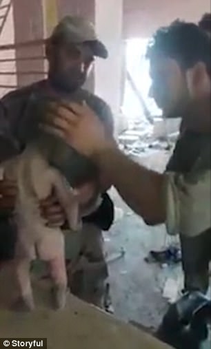 伊拉克士兵在炸毀的學校裡聽見「微弱哭聲」，翻開瓦礫堆後…眼前「1歲小男嬰」的狀況讓他們超吃驚！