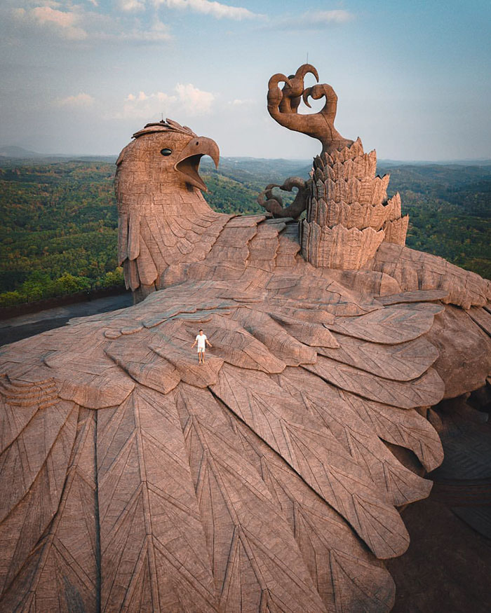 用10年完成！「朝天巨鷹」引各國遊客朝聖　61公尺成世界最大鳥類雕塑　