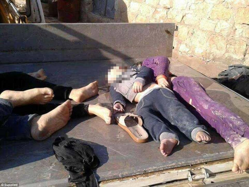 敘利亞爸爸緊緊抱住的雙胞胎已經死去，他們前一秒經歷的可怕化武攻擊連醫生也害怕！