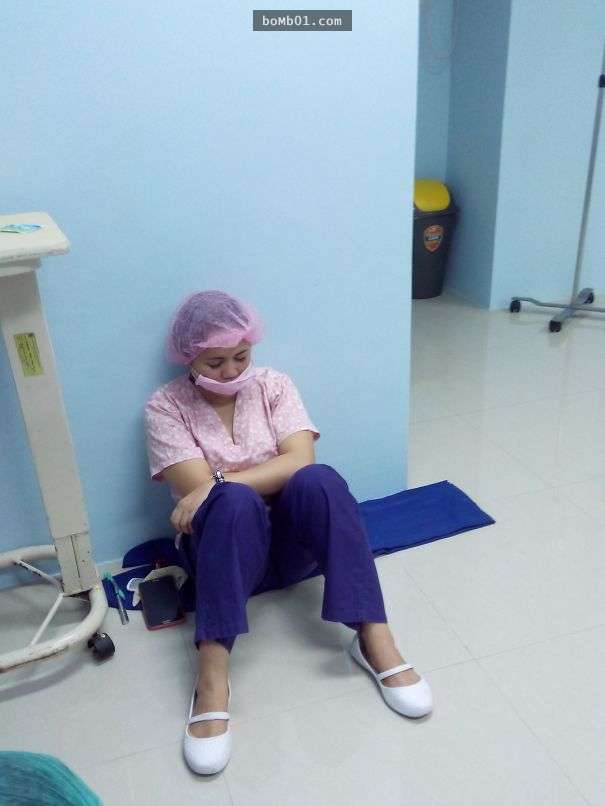 一名網友把醫師在睡覺的照片上傳網路批評她偷懶…許多醫師們看到後決定上傳照片進行反擊！